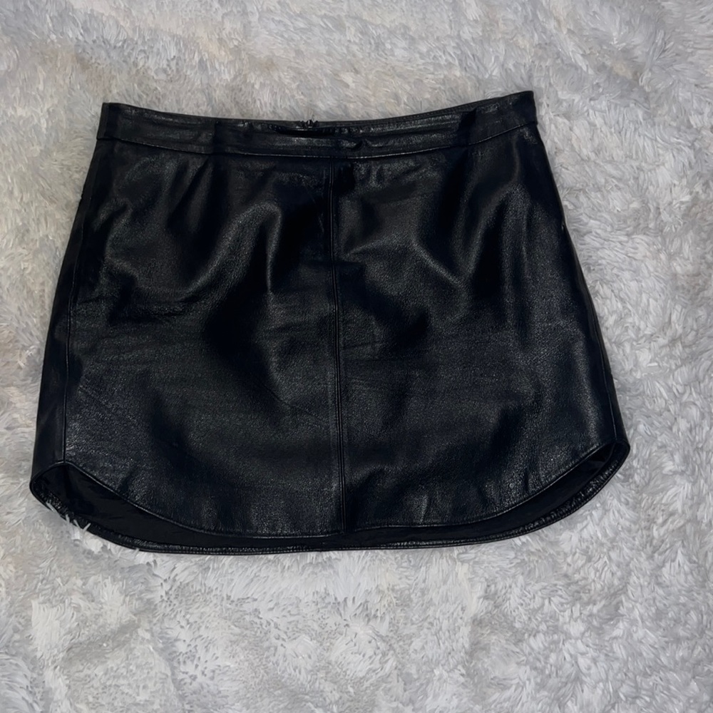 Beautiful, sexy BB Dakota Black Leather skirt - Size 6